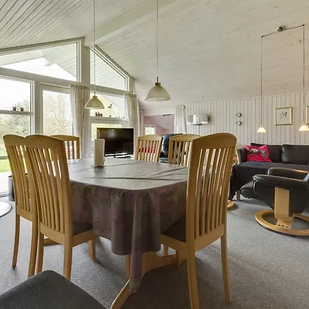 Three-bedroom Holiday In * Hals